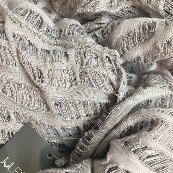 Jules Smith Gray Distressed Infinity Scarf NWT - Picture 2 of 4